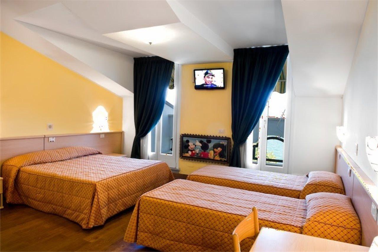 Hotel Europa Дезенцано-дель-Гарда Экстерьер фото